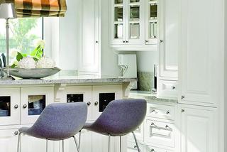 Hokery do kuchni. Jak wybrać idealne stołki barowe?
