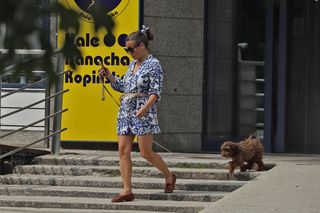 Anna Mucha nawadnia psa