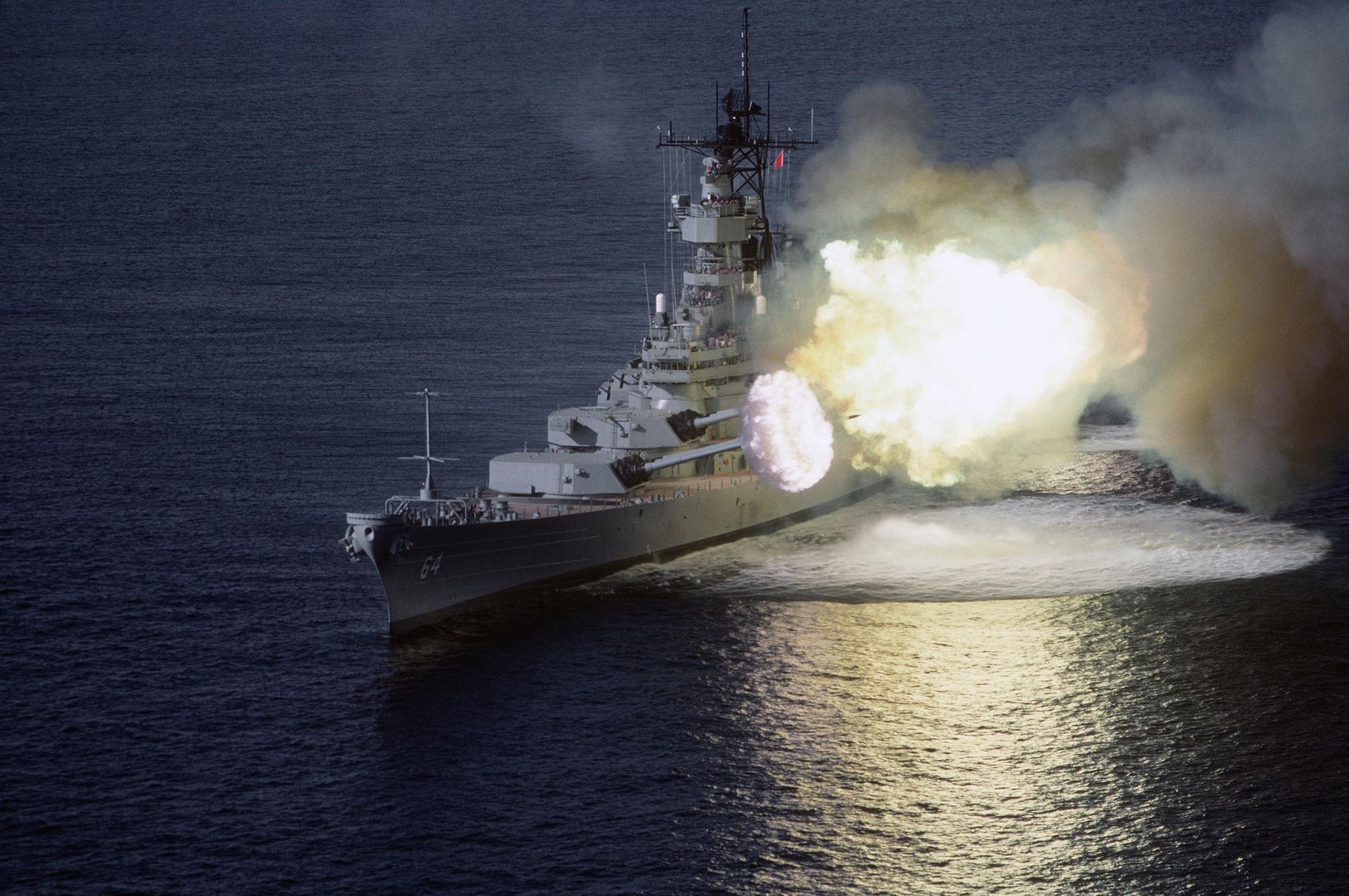 Trump rozważa powrót pancerników do US Navy. Czy era wielkich dział wróci na ocean?