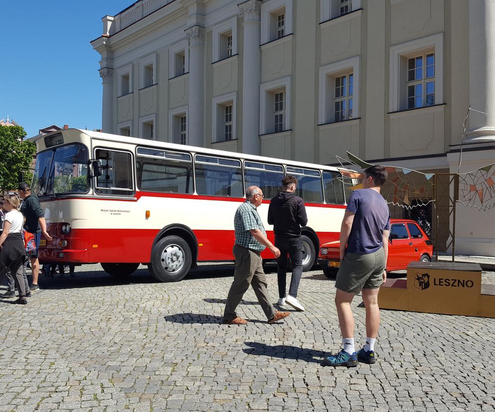 Uczestnicy Ogólnopolskiego Rajdu Pojazdów Zabytkowych w Rydzynie zawitali na Rynek w Lesznie