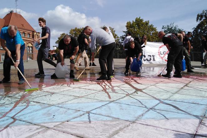 Przeciwnicy Marszu Równości zmyli napisy i tęczową flagę na pl. Solidarności! [ZDJĘCIA]