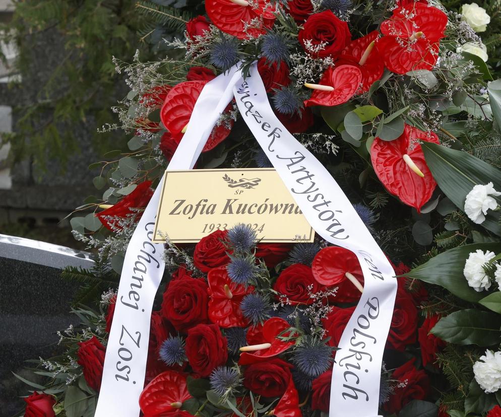 Tak wygląda grób Zofii Kucówny, utonął w wieńcach