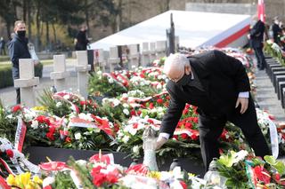 Jarosław Kaczyński podczas uroczystości złożenia kwiatów pod pomnikiem Ofiar katastrofy smoleńskiej, na pl. Piłsudskiego w Warszawie