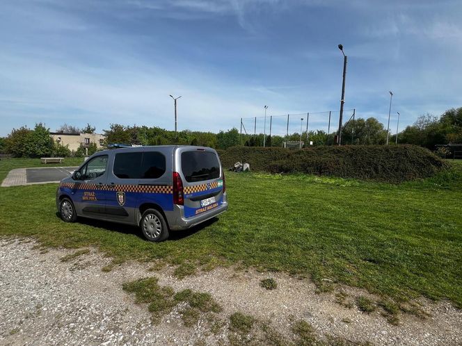 Śmietnisko opon na osiedlu w Gostyniu postrzątane 
