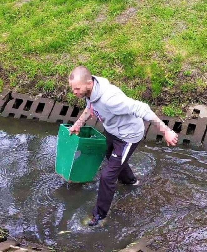 Wrzucił metalowe kosze do Rakówki. Straż Miejska w Bełchatowie zatrzymała sprawcę. Jak się tłumaczył?