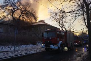 Pożar w Lublinie. Płonie kamienica przy Wesołej. Trudna akcja strażaków [ZDJĘCIA]