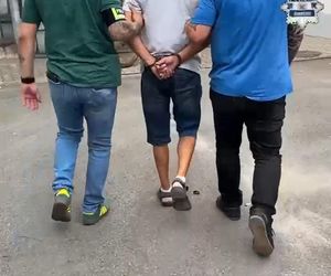 Chciał przekupić policjantów za 20 tys. zł. W garażu trzymał towar warty fortunę. Grozi mu 10 lat