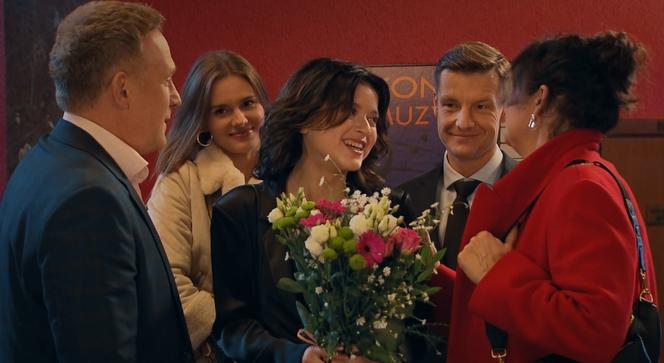 M jak miłość odc. 1716. Marysia (Małgorzata Pieńkowska), Artur Rogowski (Robert Moskwa), Basia (Gabriela Raczyńska), Franka (Dominika Kachlik), Paweł (Rafał Mroczek)