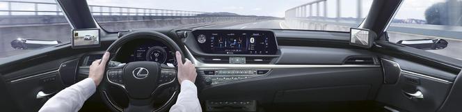 Cyfrowe lusterka w Lexusie ES 300h (2020)