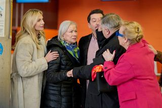 Na Wspólnej, odc. 4002. Włodek (Mieczysław Hryniewicz), Monika (Sylwia Gliwa), Bogdan (Wojciech Brzeziński), Maria (Bożena Dykiel), Roża (Halina Rasiakówna)