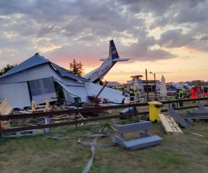 Dramatyczny wypadek pod Warszawą. Samolot spadł na hangar, są ofiary śmiertelne i ranni