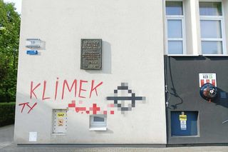 Ostrów. Zniszczona elewacja Urzędu Miejskiego. Kolejny akt wandalizmu 