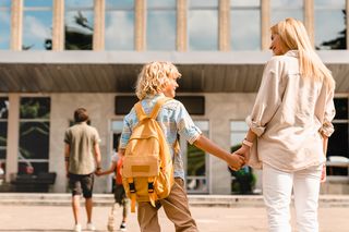 Nadopiekuńcza mama: sprawdź, czy nią jesteś [7 oznak]