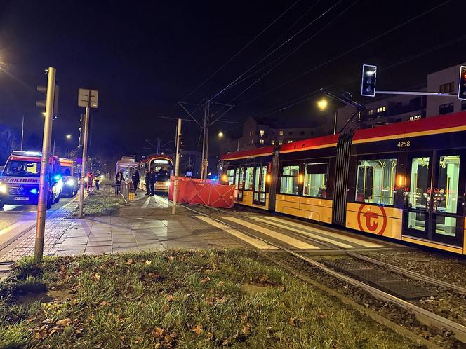 Wszedł na torowisko na czerwonym świecie. Przejechał go tramwaj. Zginął na miejscu