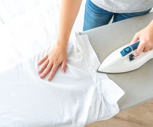Pani z pralni zdradziła patent na prasowanie koszuli bez żelazka. Kąpiel wygładzająca sprawi, że tkanina będzie bez zagnieceń. Prasowanie koszuli