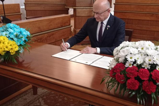 Prezydent Krzysztof Żuk podpisuje umowę partnerską Lublina z Charkowem