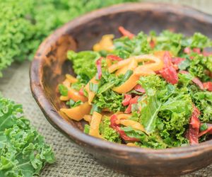 Jarmuż: surówka z jarmużu z marchewką i jabłkiem [przepis]