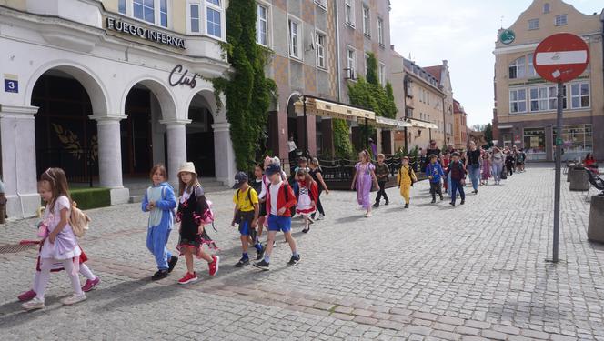 Dni Bajki 2024. W centrum Olsztyna zrobiło się bajkowo. Dzieci przejęły władzę nad miastem [ZDJĘCIA]