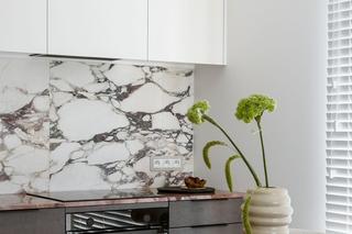 Kobiecie mieszkanie w stylu paryskim i śródziemnomorskim