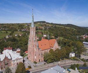 To jedno z najsławniejszych miast w Małopolsce. Znajduje się w nim najpiękniejsza plebania