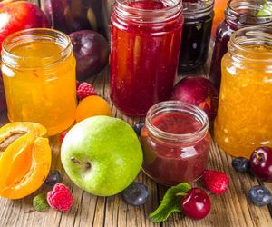 Sięgnij po naturalne metody konserwacji owoców. Najlepsze sposoby na zachowanie smaku lata w słoikach