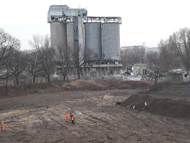 Wyburzanie silosów na Popowicach