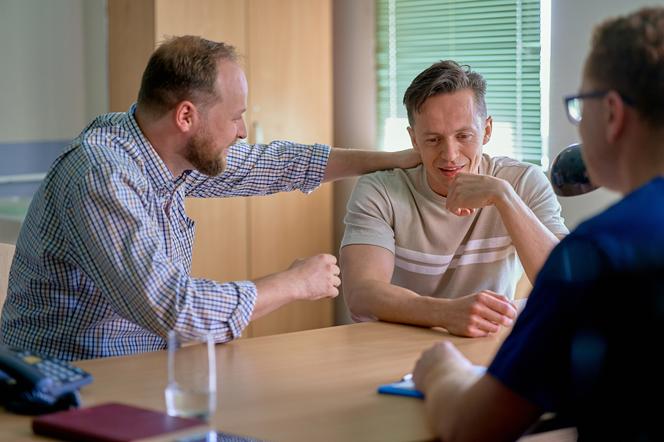 Na Wspólnej odc. 3536. Paweł Wójcik (Grzegorz Kwiecień), Emil (Piotr Ligienza)
