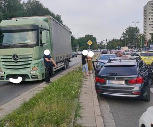 Groźne zderzenie w Krakowie. Samochód osobowy wylądował na przeciwległym pasie 