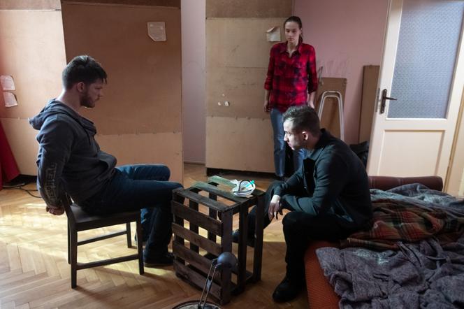 Na Wspólnej, odcinek 3091. Arni (Gabriel Piotrowski), Jarek (Wojciech Rotowski), Magda (Natalia Klepacka), Michel (Ochociński)