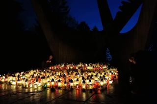 Cmentarz Centralny nocą