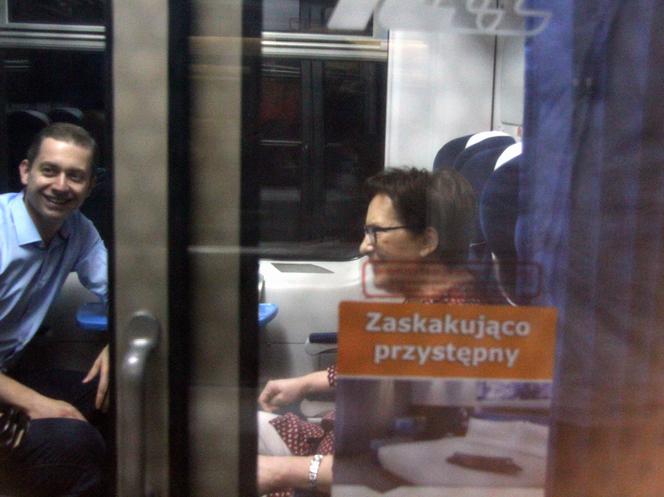 Kopacz szuka Polaków w pociągu