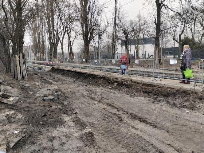 Wpadł do wykopu i zmarł. Co się stało na przystanku grozy?
