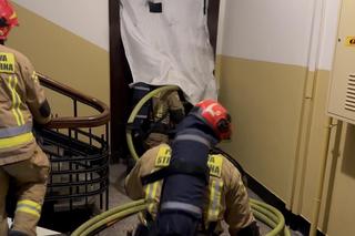 Spłonęła cała kuchnia. Poważny pożar na warszawskiej Pradze. Z mieszkania wyciągnięto 90-letnią staruszkę