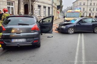 Śmiertelny wypadek w Piotrkowie Trybunalskim. Nie żyje kierowca peugeota [ZDJĘCIA].