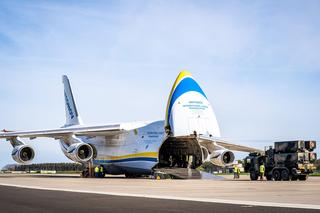 Załadunke wyrzutni NSM należących do MJR na pokład AN-124