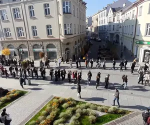 Z okazji Dnia Nauczyciela uczniowie wyszli na ulice i zaczęli tańczyć [WIDEO]