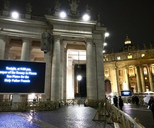 Watykan. Modlitwa o zdrowie papieża Franciszka na placu Świętego Piotra