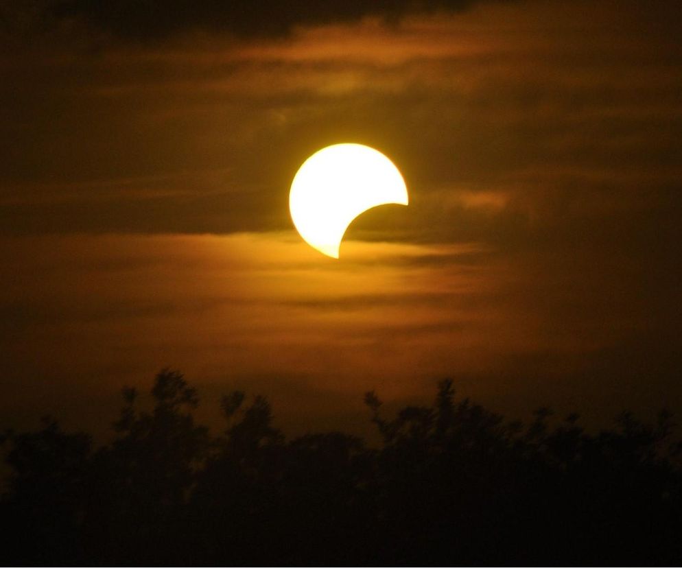 Zaćmienie księżyca i częściowe zaćmienie słońca. Miłośników astronomii czeka kilka ciekawych zjawisk