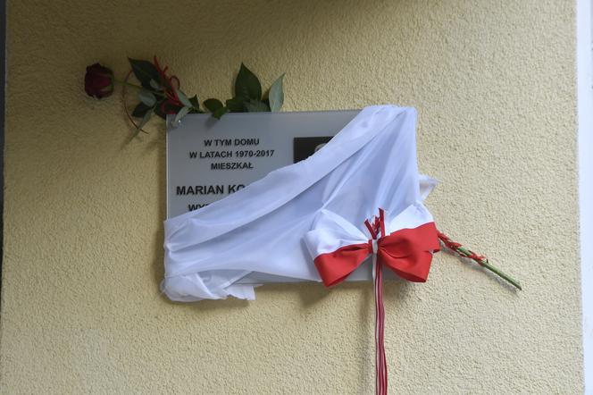 Na ścianie bloku przy ul. Miedzynarodowej zawisła tablica pamiątkowa 