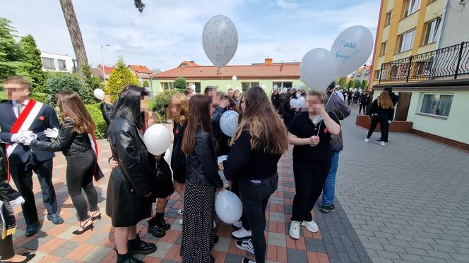 Koledzy żegnają swoją Madzię. "Cześć Jej pamięci!". Łzy, rozpacz i niezrozumienie. Nie tak miał wyglądać koniec roku szkolnego [ZDJĘCIA]