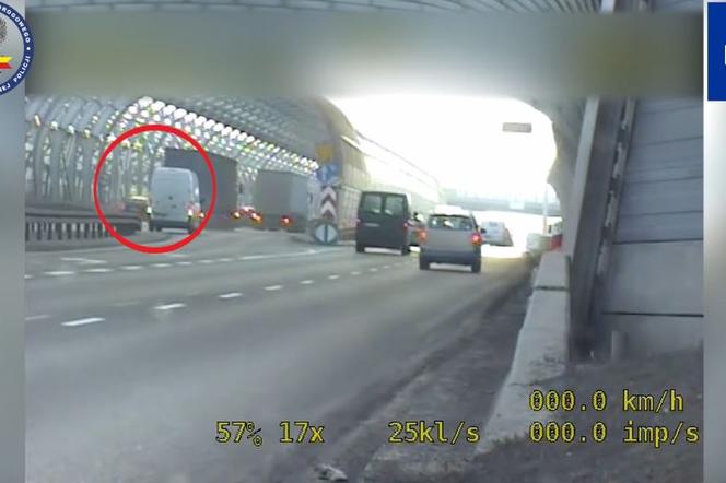 Szczyt głupoty: Kierowca cofał na trasie S8, by ominąć korek! Zobacz wideo