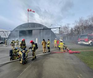 Strażacy na lotnisku w Łososinie Dolnej.  Palił się hangar