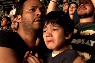 Chłopiec płacze na koncercie Coldplay