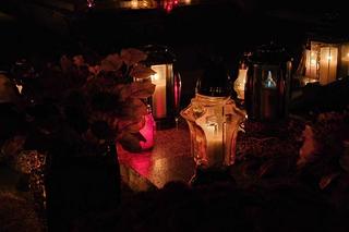 Świąteczne cmentarze po zmroku