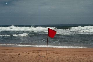 Alarm na plażach! Czerwone flagi nad Bałtykiem. Gdzie jest zakaz kąpieli?