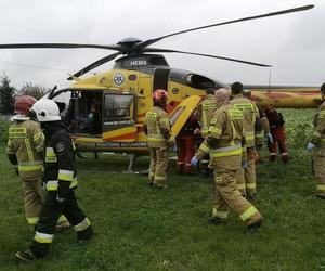 Chwalęcice. Śmiertelny wypadek rolnika. Mężczyzna wpadł pod ciągnik. Na miejscu lądował śmigłowiec LPR