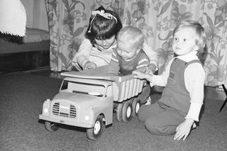 Zabawki PRL. Tym bawiły się dzieci w Polsce Ludowej