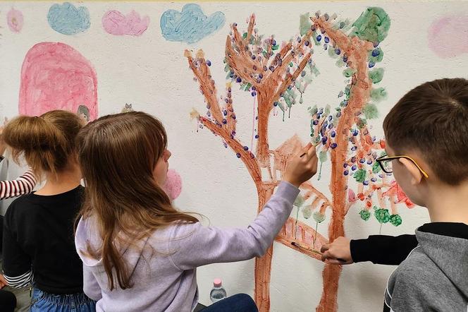 Uczniowie z Bełchatowa namalowali obraz, a na nim swoje marzenia. Ich dzieło znajdzie się w nietypowym miejscu