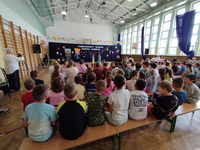 Uczniowie z klas I-III zaprezentowali w SP nr 10 w Siedlcach piosenki z różnych bajek