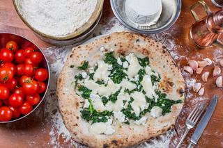 Grecka pizza, czyli chlebek pita zapiekany ze szpinakiem. Jak zrobić?